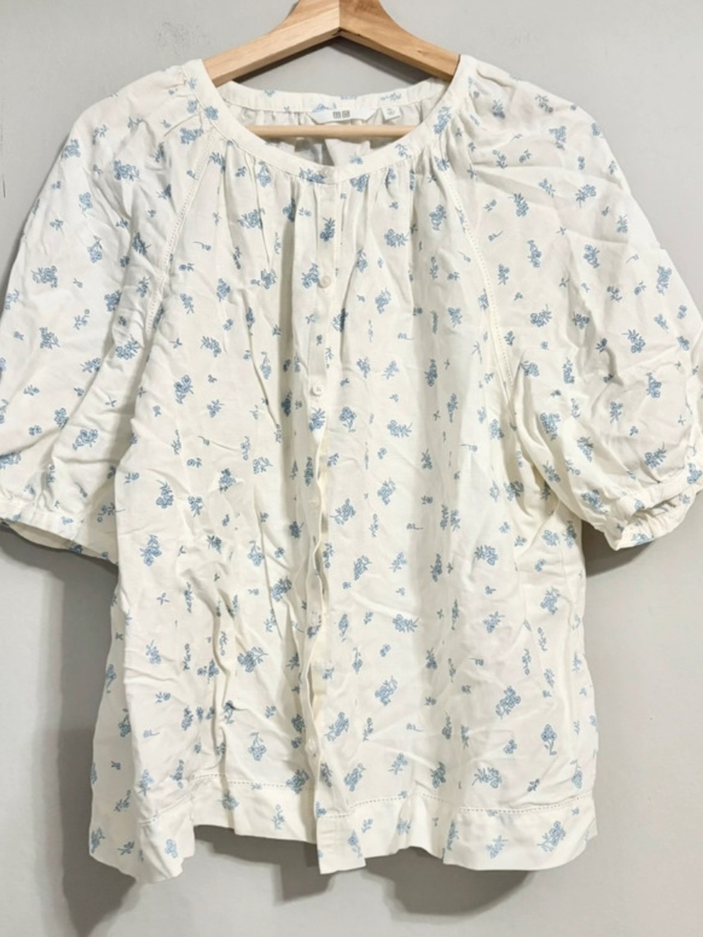 Uniqlo White Button Up Floral Puff Sleeve Blouse